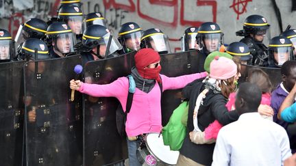 Des manifestants s'opposent aux forces de l'ordre, venues&nbsp;par crainte de trouble à l'ordre public et d'affrontements avec des militants d'extrême droite. (PHILIPPE HUGUEN / AFP)