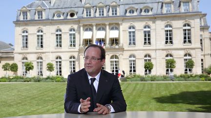 Fran&ccedil;ois Hollande lors de son interview t&eacute;l&eacute;vis&eacute;e dans le jardin de l'Elys&eacute;e, le 14 juillet 2013. (PHILIPPE WOJAZER / AFP)