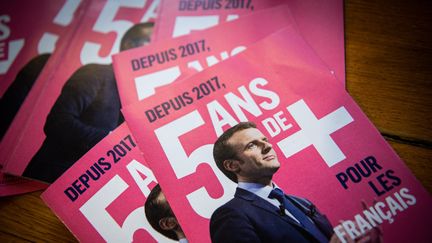 Des tracts de la majorité présidentielle en faveur d'une candidature d'Emmanuel Macron à l'élection présidentielle de 2022, le 10 septembre 2021, à Nevers (Nièvre). (MAXPPP)