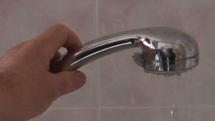 Dans un quartier de Laval, en Mayenne, les habitants sont privés d'eau chaude depuis trois mois. Des bactéries légionelles ont été détectées dans la tuyauterie de leur résidence. (FRANCE 2)