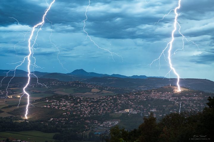 La photographie de ce foudroiement, à Veyre-Monton, est l'un des clichés dont Éric Tarrit est le plus fier. (ERIC TARRIT)