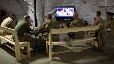 Un peu de détente pour l’équipe de la Medevac. (AFP PHOTO / BEHROUZ MEHRI )