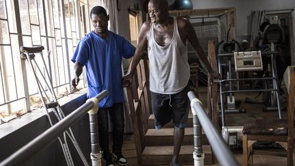 S’il existe à Freetown, dans le quartier de Morray Town, le Centre national de réadaptation pour les personnes handicapées, ses infrastructures sont vieillissantes. Et il ne reçoit plus de patients victimes de la guerre. Dorénavant, seuls ceux atteints de polio, les victimes d'accidents de la route ou d'amputations liées au diabète y sont accueillis, explique un médecin. (JOHN WESSELS / AFP)