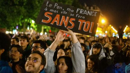 Des personnes réunies place de la République, à Paris, le 9 juin 2024. (MARTIN NODA / AFP)