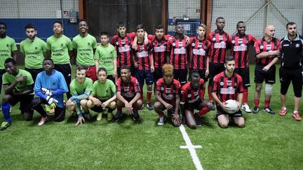 L'équipe de football de Sarcelles (en vert) reçoit une équipe israélienne composée de jeunes juifs et musulmans, le 17 mai 2015. (AFP PHOTO / LIONEL BONAVENTURE)