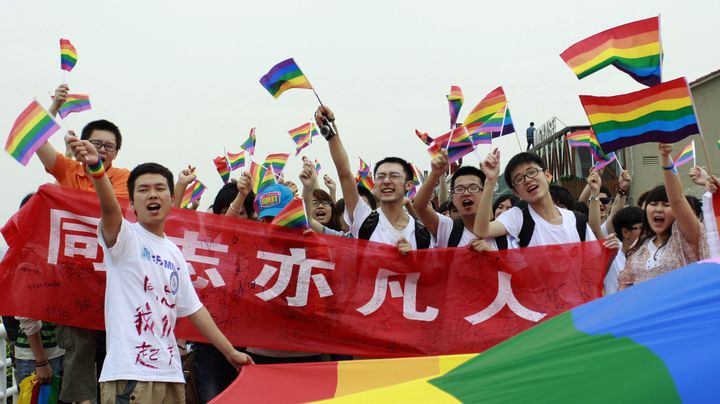 Des adolescents prennent part &agrave; une manifestation anti-discriminations, le 17 mai 2013, &agrave; Changsha (centre de la Chine). (STR / AFP)