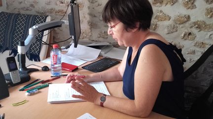 Solange Pierrat doit corriger une soixantaine de copies de série scientifique pour le baccalauréat 2017. (SOLENNE LE HEN / RADIO FRANCE)