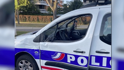 Deux versions s’affrontent après la collision entre un véhicule de police et un adolescent de 16 ans qui circulait à moto à Élancourt (Yvelines). Le jeune est en état de mort cérébrale. Sa famille a porté plainte pour tentative d’homicide volontaire. (franceinfo)