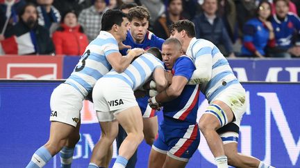 A l'image de Gaël Fickou, les Bleus ont été accrochés par les Argentins en première mi-temps. (FRANCK FIFE / AFP)