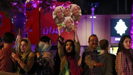 Des milliers de jeunes Iraniens rêvant d'ouverture ont fêté jusque tard dans la nuit, dans les rues de Téhéran, la victoire de Rohani, le 20 mai 2017. (CITIZENSIDE/Rouzbeh Fouladi/AFP)