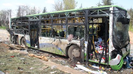 Un attentat-suicide a visé samedi 15 avril&nbsp;un convoi de bus transportant des habitants favorables au régime de Bachar Al-Assad, près d'Alep (Syrie).&nbsp; (OMAR HAJ KADOUR / AFP)