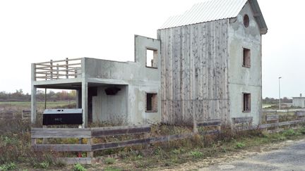 C'est cette ville, partie int&eacute;grante du CENZUB, le Centre d'entra&icirc;nement aux actions en Zone Urbaine de l'arm&eacute;e de Terre Fran&ccedil;aise dont la construction a d&eacute;but&eacute; en 2004, que le photographe Guillaume Greff a choisi pour sujet.