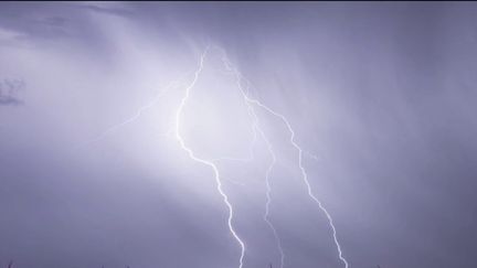 Orages : plus de 30 000 éclairs se sont abattus sur la France en deux jours (France 2)