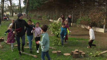 Dans la petite commune de Pont-Réan, au sud de Rennes, les enfants ont été consultés le chemin qui mène à leur école. Ils ont également été chargés de l’aménagement. (France 3)