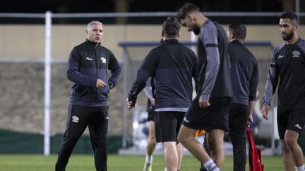 Le sélectionneur tunisien de la Palestine, Makram Daboub (à g.) lors d'une session d'entraînement, le 29 décembre 2023. (MOHAMMED ALSHEHRI / AFP)