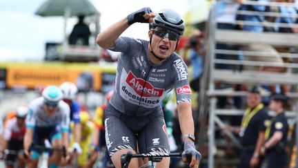 Jasper Philipsen célèbre sa victoire sur la 13e étape du Tour de France, le 12 juillet 2024 à Pau (Pyrénées-Atlantiques). (DAVID PINTENS / AFP)