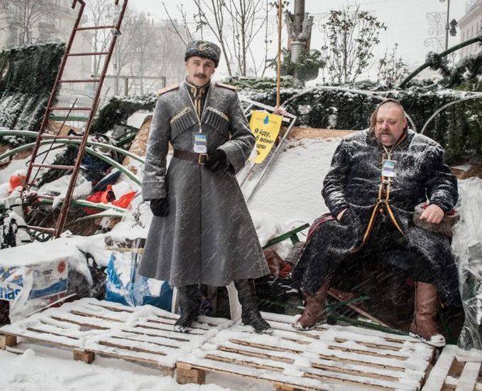 Deux cosaques sur une barricade défendue par des militants pro-européens à côté de la place de l’Indépendance. Kiev, Ukraine, 9 décembre 2013. L'auteur, Guillaume Herbaut, a été récompensé dans la catégorie magazine à Visa pour l'Image 2014.
 (Guillaume Herbaut / Institute)