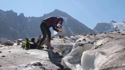 Au Kirghizistan, la neige des glaciers fond de plus en plus vite en raison du réchauffement climatique. Un constat d'autant plus inquiétant que 2024 est l'année la plus chaude jamais enregistrée. (FRANCEINFO)