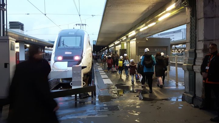 La SNCF a finalement mis à disposition 5 000 places dans 14 TGV exceptionnels, au départ de Paris dimanche 22 décembre, pour les enfants devant voyager seuls. (SEBASTIEN BAER / RADIO FRANCE)