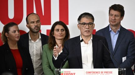 (De gauche à droite) Les insoumis Mathilde Panot et Manuel Bompard, les écologistes Marine Tondelier et Yannick Jadot et le socialiste Olivier Faure au premier plan, lors d'une conférence de presse du Nouveau Front populaire, le 14 juin 2024 à Paris. (JULIEN DE ROSA / AFP)