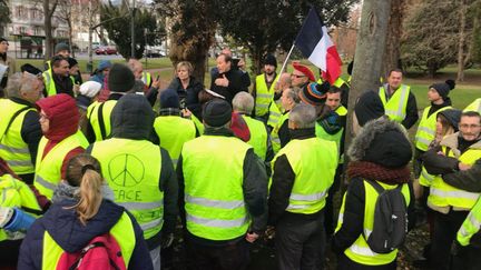 La sénatrice Patricia&nbsp;Schillinger et le député Bruno Fuchs rencontrent une quarantaine de "gilets jaunes" à Colmar (Haut-Rhin), le 8 décembre 2018. (MAXPPP)