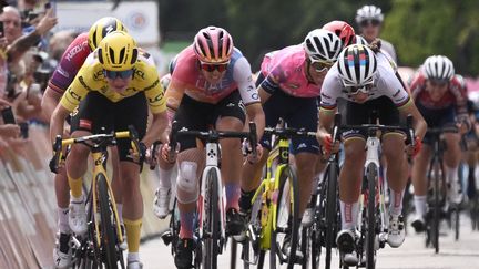 Marianne Vos au sprint face à&nbsp;Marta Bastianelli et&nbsp;Lotte Kopecky lors de la 6e étape du Tour de France femmes, le 29 juillet 2022. (JEFF PACHOUD / AFP)