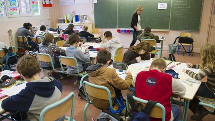 Des élèves d'une classe de CM2 passent leur test d'"évaluation nationale" en 2011
 (BORIS HORVAT / AFP)