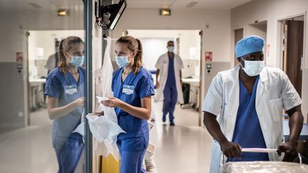 Des personnels soignants dans l'unité de soins intensifs de l'hôpital Saint-Louis de l'AP-HP à Paris, le 28 mai 2020. Photo d'illustration. (MARTIN BUREAU / AFP)