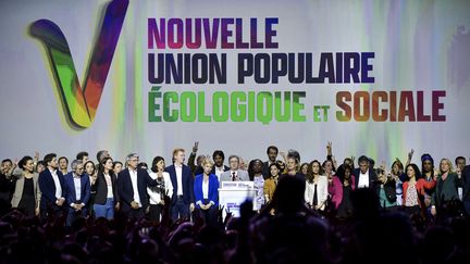 Les leaders et cadres des partis réunis&nbsp;au sein de la&nbsp;Nouvelle Union populaire écologique et sociale, à Aubervilliers (Seine-Saint-Denis), le 7 mai 2022. (JULIEN DE ROSA / AFP)