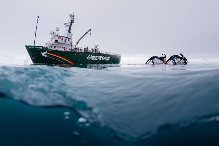 Le navire et le sous-marin de Greenpeace dans l'océan Austral. (CHRISTIAN ÅSLUND / GREENPEACE UNITED KINGDOM)