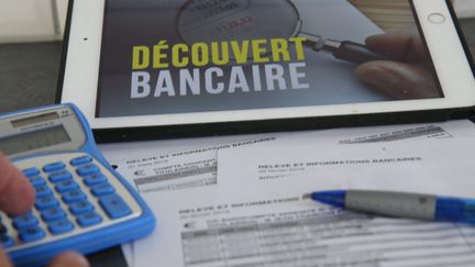 Un client "fragile" d'une banque découvre ses relevés de compte.&nbsp; (MAXPPP)