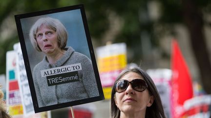 Une pancarte qui fustige la Première ministre Theresa May devant Westminster, le 17 juin 2017,&nbsp; (GOODMAN / LNP / SHUTTERSTOC / SIPA)