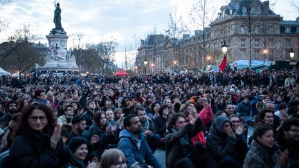 Des manifestants de la Nuit debout, le 10 avril 2016 sur la place de la République, à Paris. (RODRIGO AVELLANEDA / ANADOLU AGENCY / AFP)