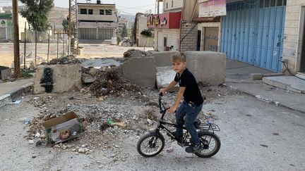 Les affrontements entre colons et habitants palestiniens sont récurrents. Les rues sont coupées par l'armée israélienne pour les empêcher de passer. (GILLES GALLINARO / RADIO FRANCE)