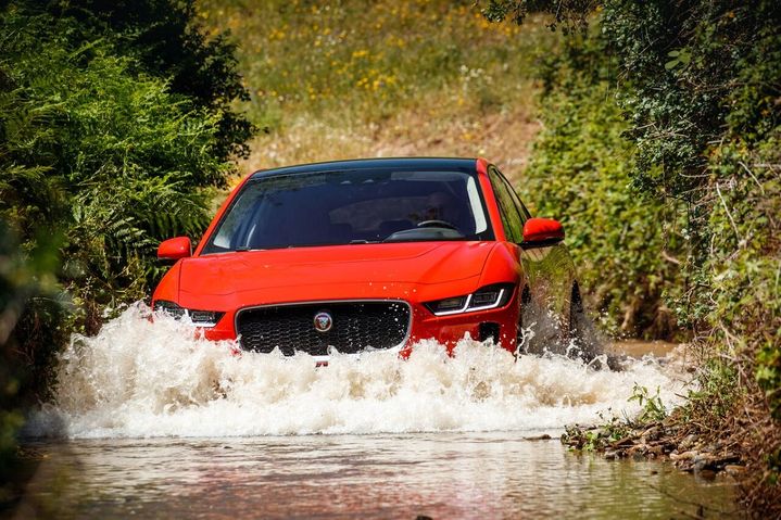 Cette voiture électrique peut même traverser des gués ou remonter des rivières, à condition... d'oser. (JAGUAR pour FRANCE INFO)