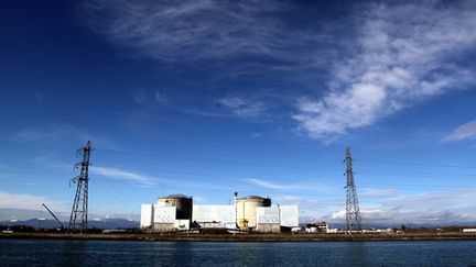  (Ci-contre, la centrale nucléaire de Fessenheim, la plus ancienne centrale nucléaire française, en exploitation commerciale depuis 1978, implantée en bordure du Grand Canal d'Alsace © Maxppp)