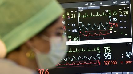 Une infirmière dans l'unité de réanimation des patients malades du Covid-19&nbsp;à l'hôpital Purpan de Toulouse, le 4 février 2021. (GEORGES GOBET / AFP)