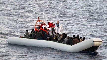 &nbsp; (Les passagers d'une première embarcation en difficulté ont été pris en charge par SOS Méditerranée et Médecins du Monde © SOS-Méditerranée)