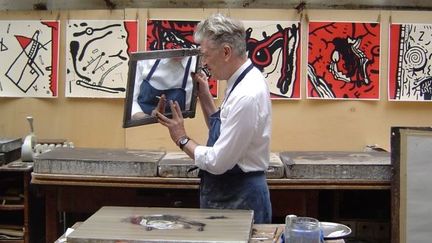 David Lynch dans l&#039;atelier de lithographie Idem, prépare son exposition aux Galeries Lafayette
 (DR)