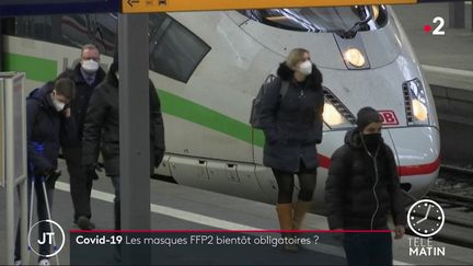 En Bavière (Allemagne), les masques FFP2 sont désormais obligatoires dans les transports et les commerces. En France, face au variant du coronavirus, certains masques en tissus sont déconseillés car jugés moins efficaces par le Haut conseil de la santé publique (HCSP).
 (FRANCE 2)