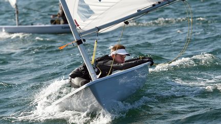 Un participant à une épreuve de voile à Sydney, en Australie, le 19 février 2016. (WILLIAM WEST / AFP)