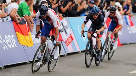 Thomas Peyroton-Dartet devance le Britannique Finlay Graham et Alexandre Léauté lors de la course cycliste sur route, le 7 septembre 2024. (ALEX WHITEHEAD / SIPA)