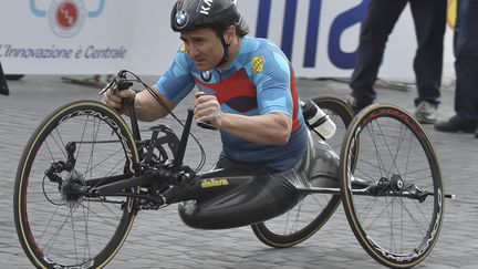 Alex Zanardi, sur son vélo à main comparable à celui avec lequel il a été gravement accidenté ce 19 juin 2020 (ANDREAS SOLARO / AFP)