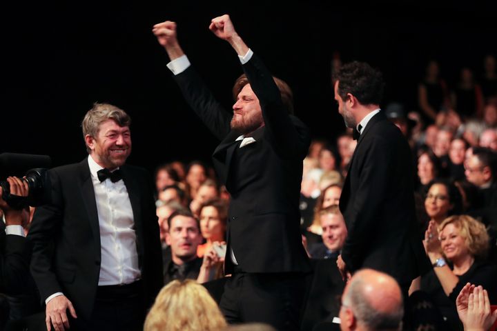 Ruben Östlund reçoit la Palme d'or.
 (VALERY HACHE / AFP)