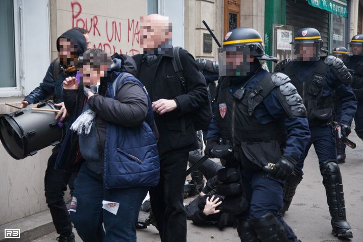 Au second plan, Tuff est à terre. Un policier se tient au dessus de lui, matraque à la main. (REMI BREMOND)