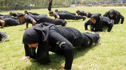 S&eacute;ance d'&eacute;chauffement pour des membres des forces sp&eacute;ciales pakistanaises &agrave; Lahore (Pakistan), le 3 juillet 2012. (ARIF ALI / AFP)