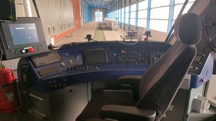 A bord du train, pas de conducteur en cabine. Le train est piloté à distance par une tablette. (RAPHAEL EBENSTEIN - FRANCEINFO - RADIOFRANCE)