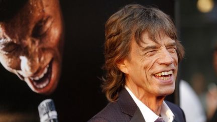 Mick Jagger devant l'affiche de "Get on up"  lors de la première du film, le 21 juillet à New York
 (JEMAL COUNTESS / GETTY IMAGES NORTH AMERICA / AFP)