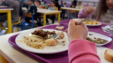 Une cantine scolaire à Saint-Etienne. (PHILIPPE VACHER / MAXPPP)