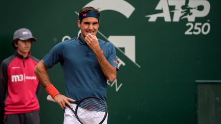 Roger Federer durant son match face à Pablo Andujar au tournoi de Genève le 18 mai 2021.&nbsp; (FABRICE COFFRINI / AFP)